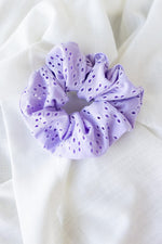 EYELET LACE SCRUNCHIE IN LILAC