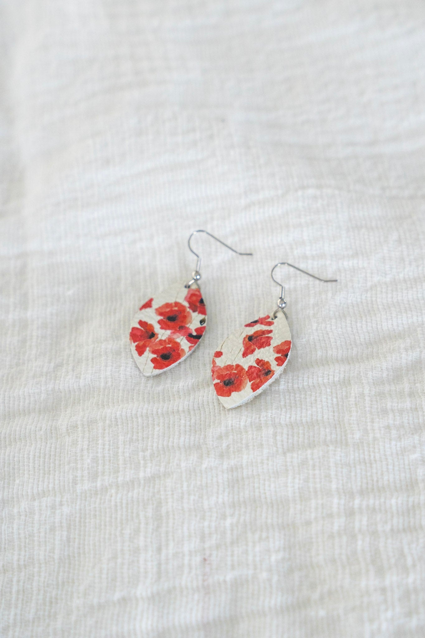 ALI EARRINGS IN POPPY
Bright poppy pattern and traditional teardrop silhouette. Handcrafted by a South Dakota artisan and made with genuine leather
