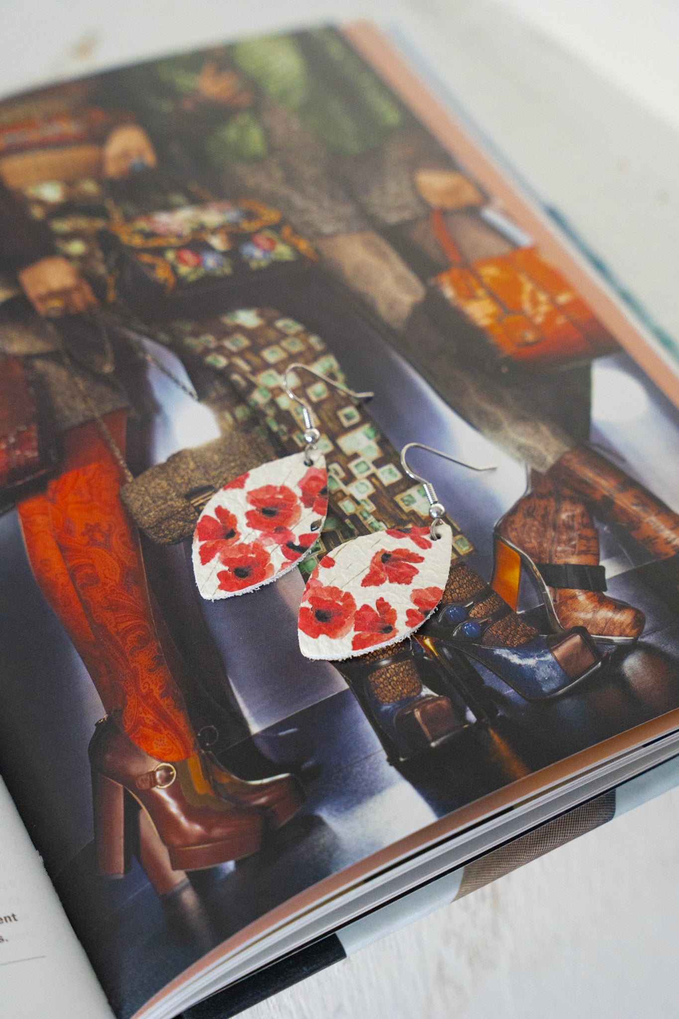 ALI EARRINGS IN POPPY
Bright poppy pattern and traditional teardrop silhouette. Handcrafted by a South Dakota artisan and made with genuine leather