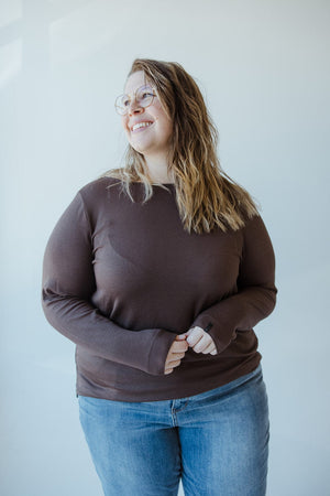 BASIC LONG SLEEVE TUNIC TEE IN CHOCOLATE BROWN