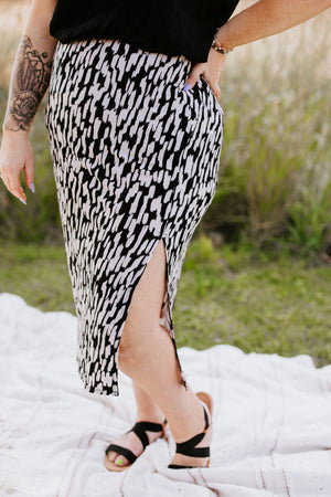 
            
                Load image into Gallery viewer, BREEZY PATTERENED PENCIL SKIRT WITH SLIT
            
        
