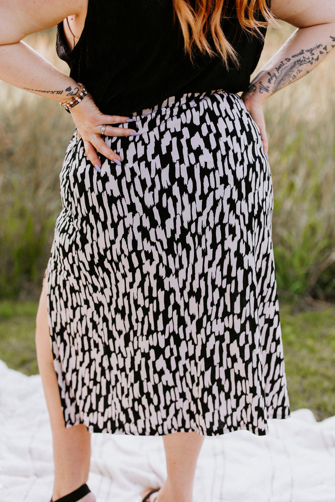 BREEZY PATTERENED PENCIL SKIRT WITH SLIT