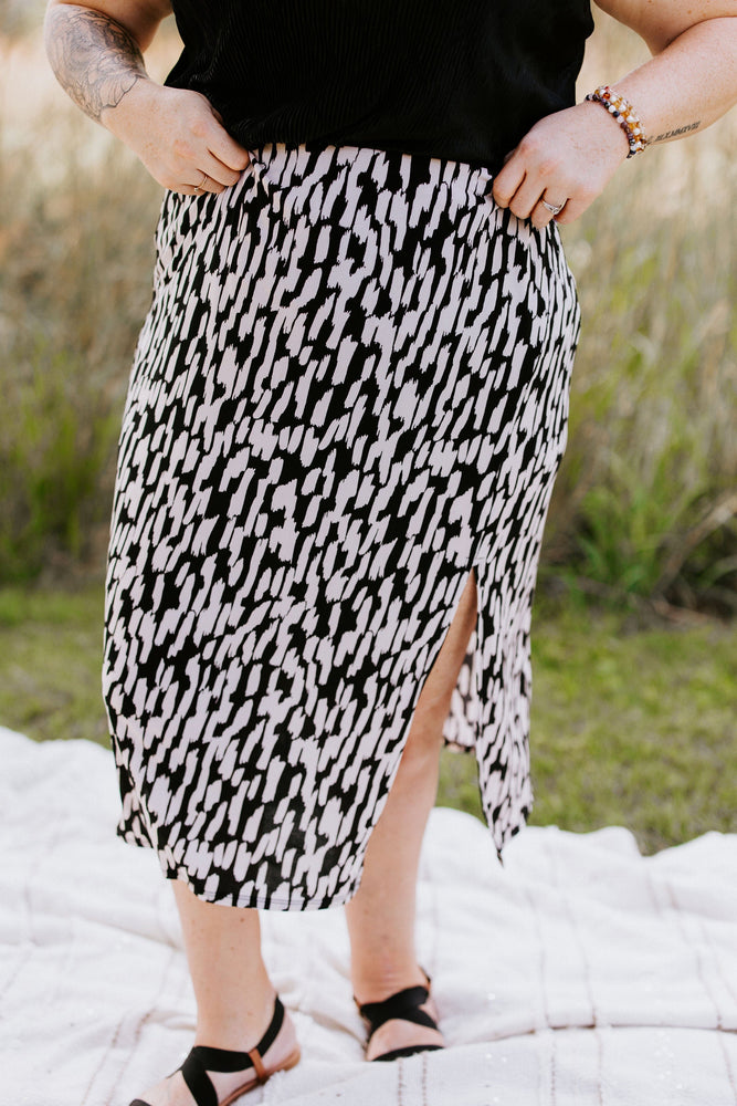 
            
                Load image into Gallery viewer, BREEZY PATTERENED PENCIL SKIRT WITH SLIT
            
        