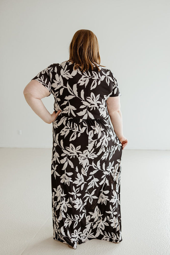 
            
                Load image into Gallery viewer, BREEZY TWIST FRONT SHORT SLEEVE MAXI DRESS
            
        