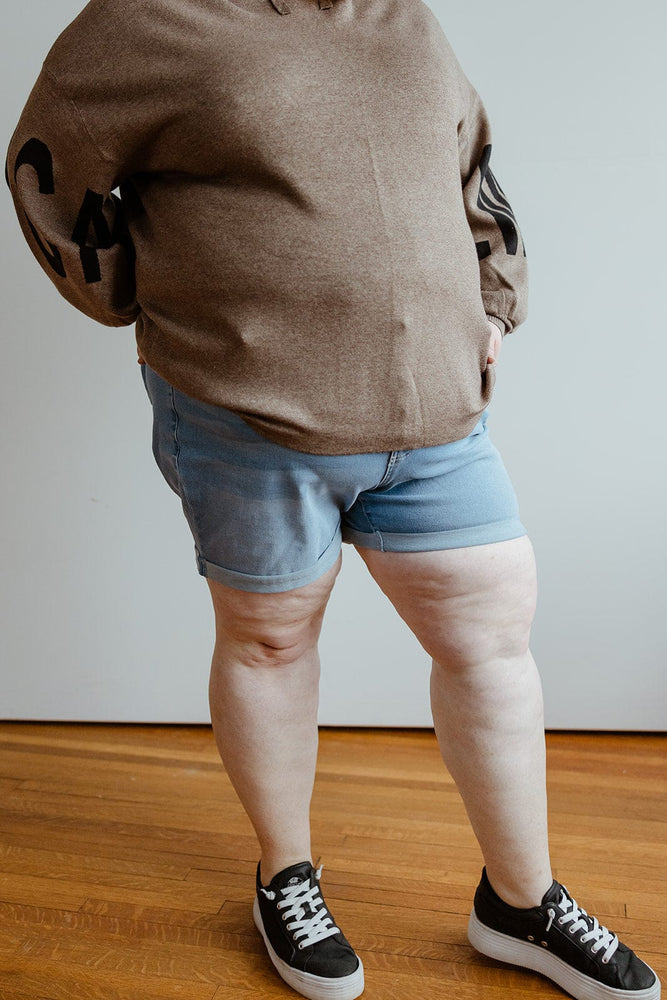 BUTTON FLY CUFFED SHORTS IN LIGHT WASH