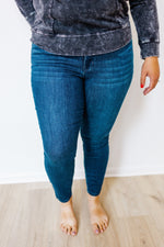 JUDY BLUE CLASSIC SKINNY JEAN WITH WHITE BUTTONS