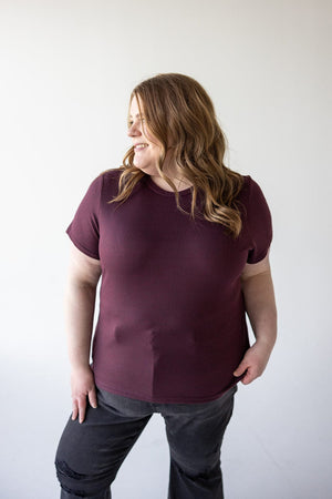 CROPPED SHORT SLEEVE RIBBED TEE IN FIG