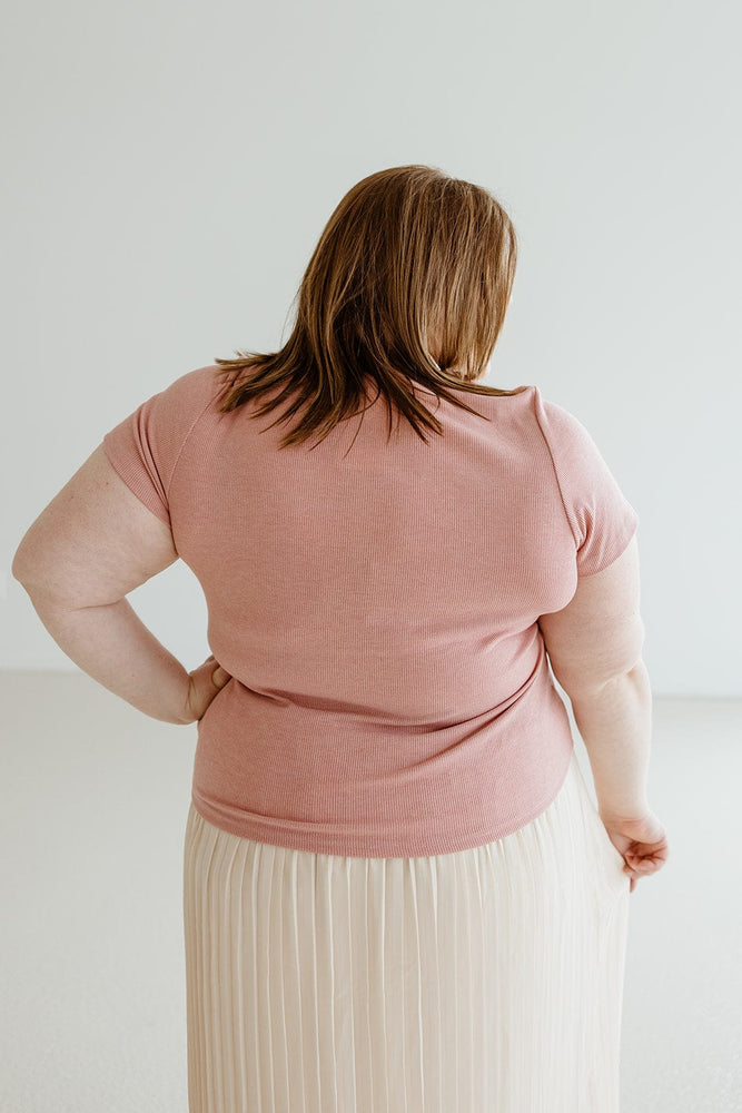 CROPPED SHORT SLEEVE RIBBED TEE IN PEONY