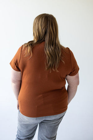 CROPPED SHORT SLEEVE RIBBED TEE IN PUMPKIN SPICE