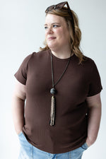 CROPPED SHORT SLEEVE RIBBED TEE IN TRUFFLE BROWN