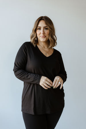 ESSENTIAL V-NECK LIGHTWEIGHT BLOUSE IN BLACK