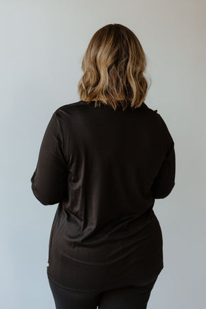 ESSENTIAL V-NECK LIGHTWEIGHT BLOUSE IN BLACK