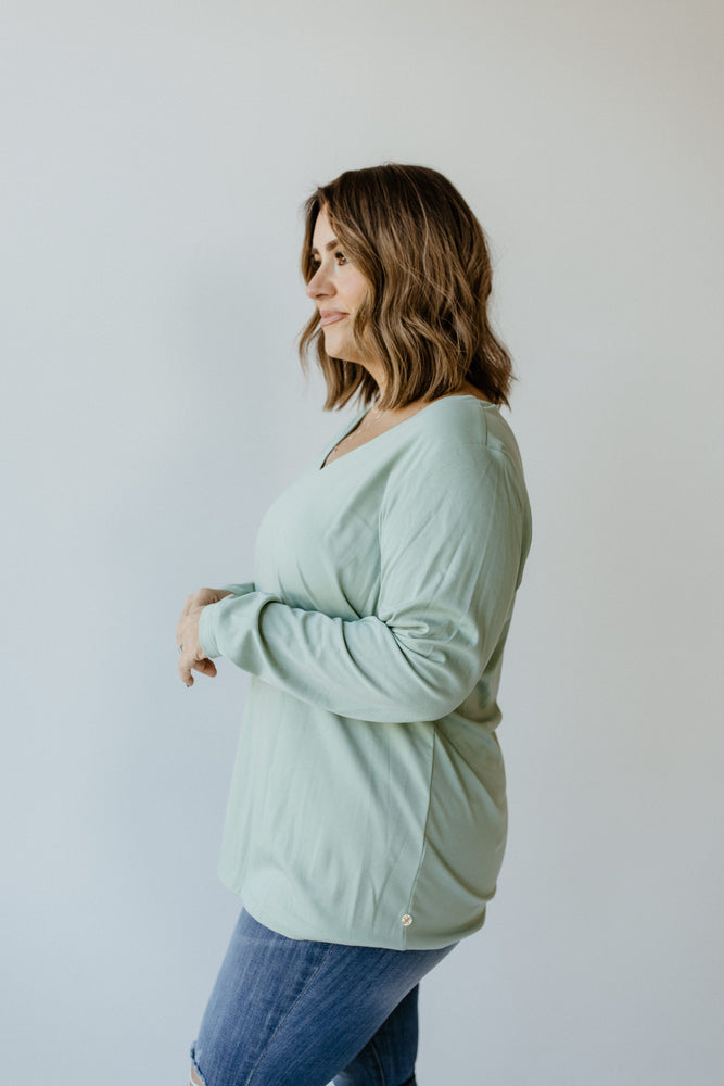 ESSENTIAL V-NECK LIGHTWEIGHT BLOUSE IN FROSTED JUNIPER