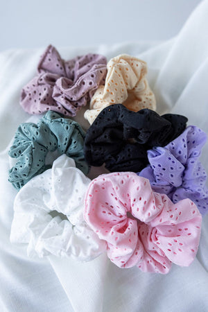 EYELET LACE SCRUNCHIE IN LILAC