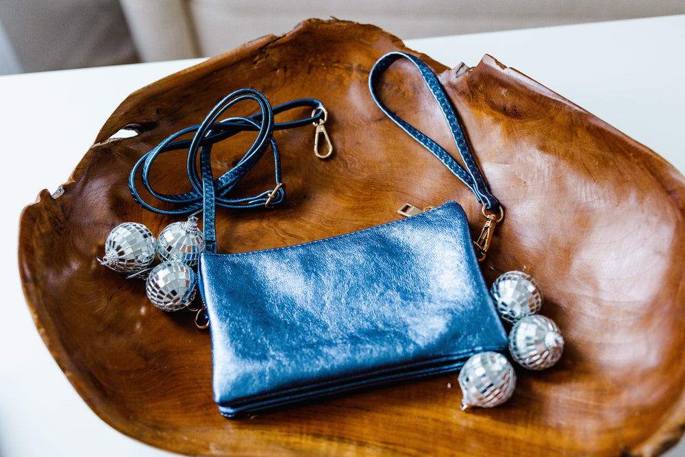 FAUX LEATHER CLUTCH IN SODALITE