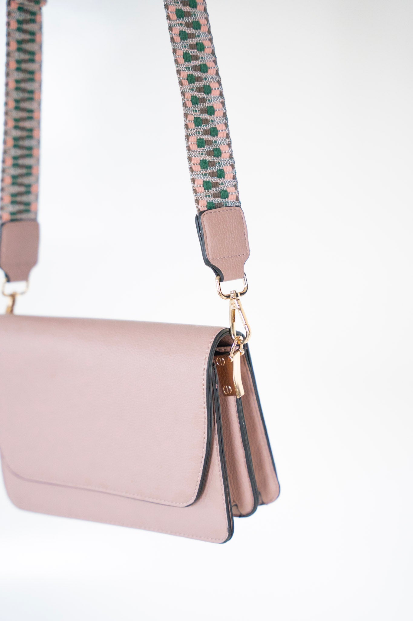 FLAP-OVER CROSSBODY WITH GUITAR STRAP IN ASH ROSE
Pink rosy purse with geometric woven knit strap
