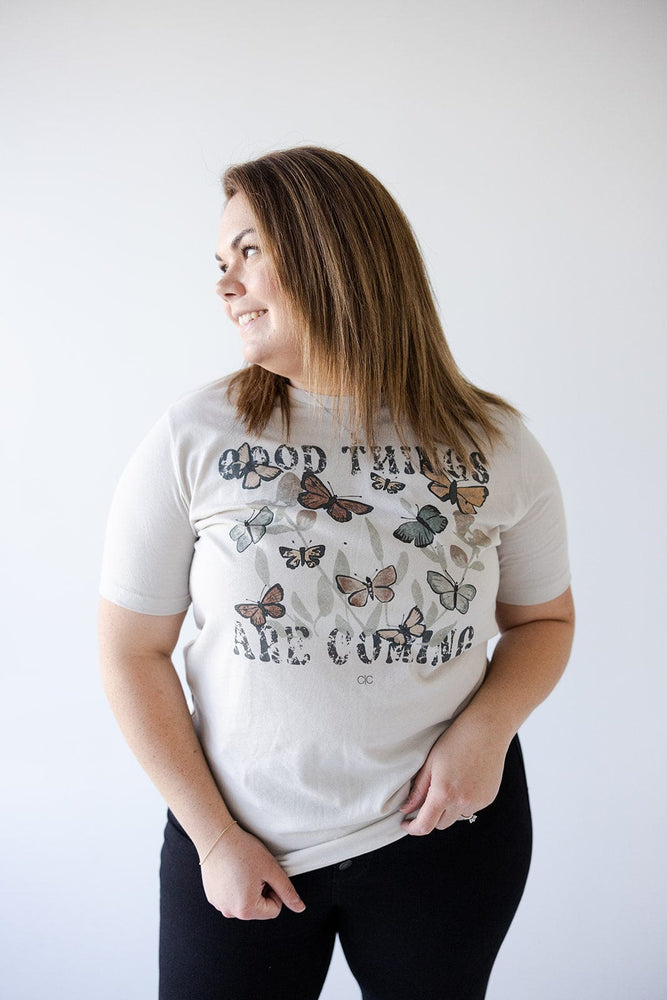 "GOOD THINGS ARE COMING" GRAPHIC TEE