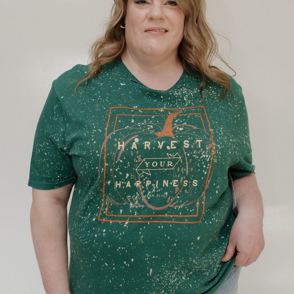 "HARVEST YOUR HAPPINESS" GRAPHIC TEE Love Marlow
Model wearing a fall graphic tee harvest your happiness