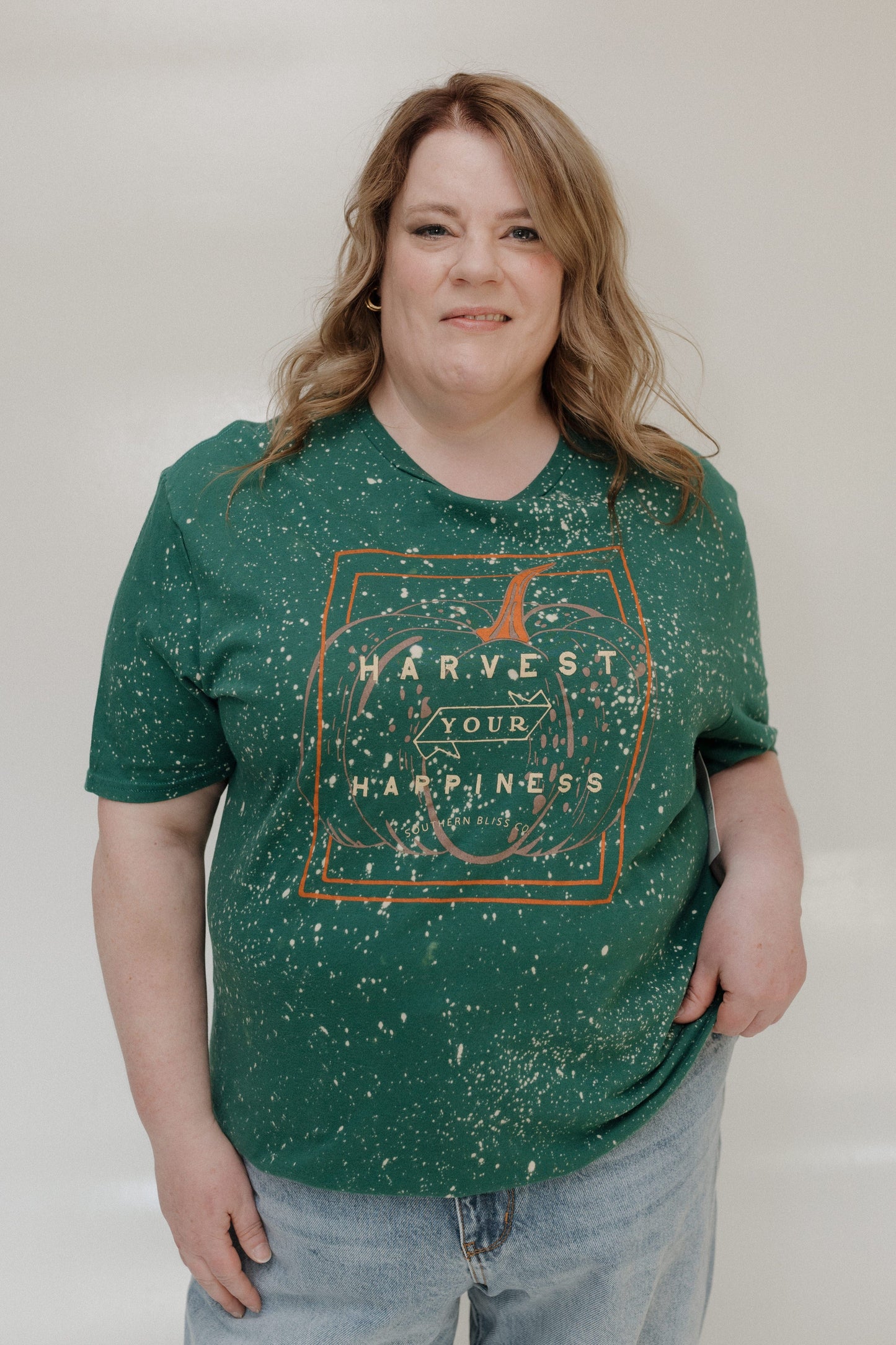 "HARVEST YOUR HAPPINESS" GRAPHIC TEE Love Marlow
Model wearing a fall graphic tee harvest your happiness