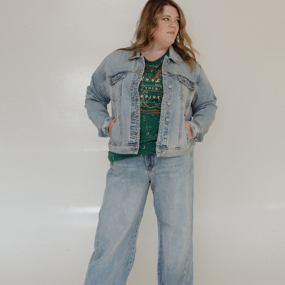 "HARVEST YOUR HAPPINESS" GRAPHIC TEE Love Marlow
Model wearing a fall graphic tee harvest your happiness Woman wearing a denim jacket and jeans on a plain background