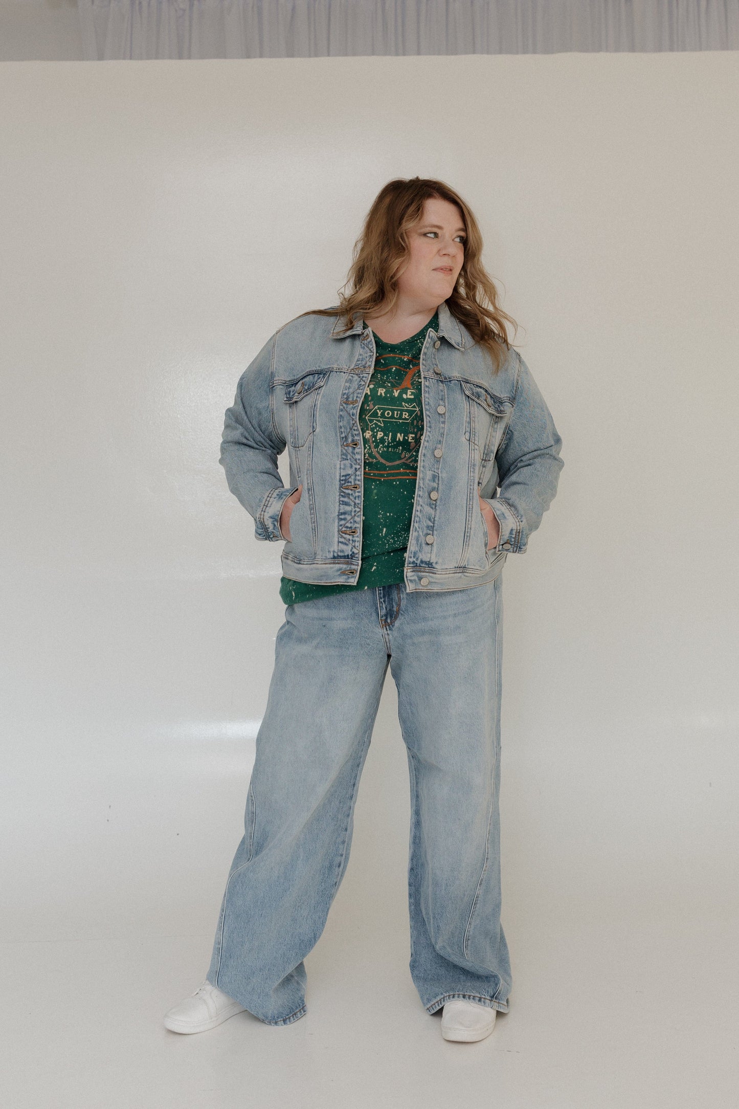 "HARVEST YOUR HAPPINESS" GRAPHIC TEE Love Marlow
Model wearing a fall graphic tee harvest your happiness Woman wearing a denim jacket and jeans on a plain background
