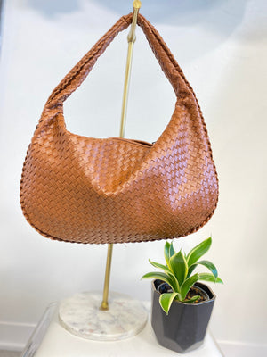 WOVEN FAUX LEATHER SLOUCHY BAG IN SADDLE