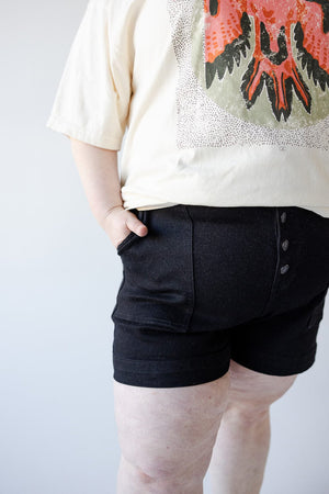 JUDY BLUE BUTTON FLY SHORTS WITH UTILITY POCKETS IN BLACK