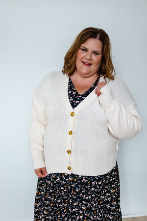 KNIT BUTTON FRONT CARDIGAN IN CREAM