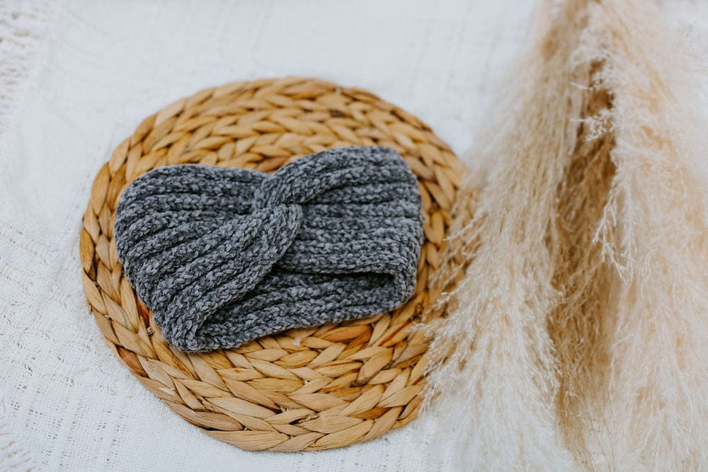 KNITTED CHENILLE HEADBAND IN GREY