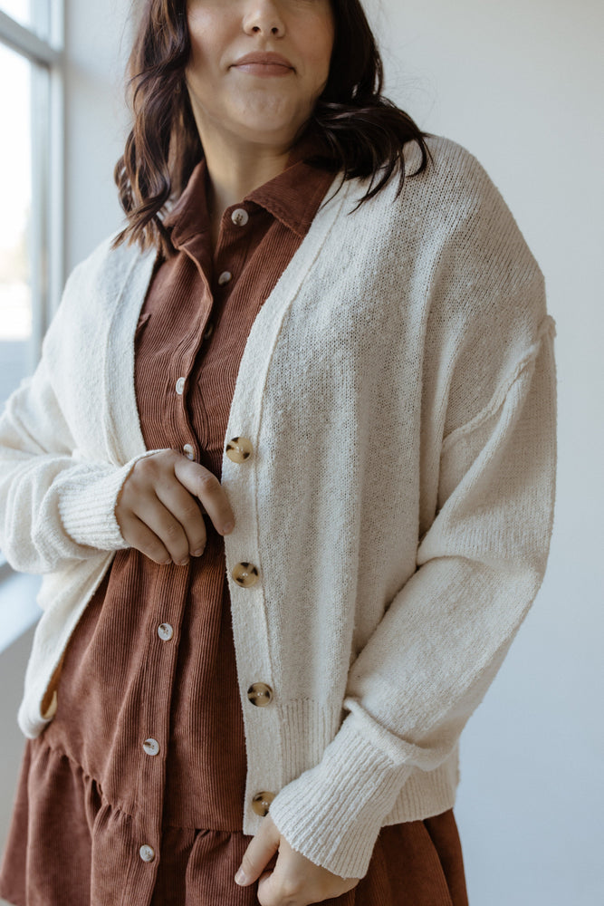 KNIT BUTTON FRONT CARDIGAN IN CREAM