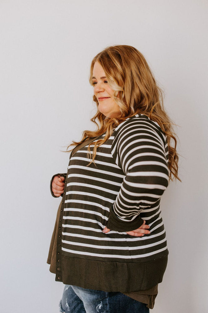 LIGHTWEIGHT STRIPED SNAP CARDIGAN IN DARK OLIVE AND IVORY