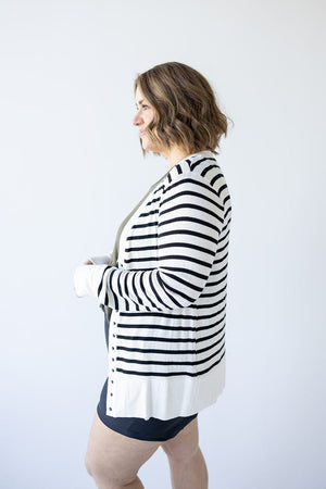 LIGHTWEIGHT STRIPED SNAP CARDIGAN IN IVORY AND BLACK