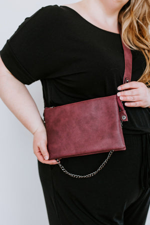 
            
                Load image into Gallery viewer, MEDIUM FAUX LEATHER CLUTCH WITH CHAIN STRAP IN BURGUNDY
            
        