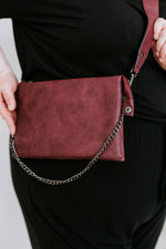 MEDIUM FAUX LEATHER CLUTCH WITH CHAIN STRAP IN BURGUNDY