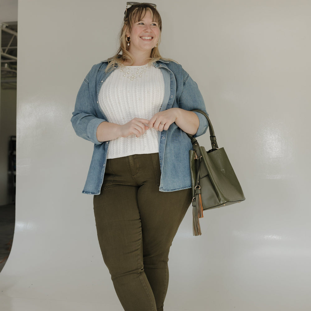 The MEDIUM STRUCTURED HOBO BAG WITH TASSELS is a stylish and practical accessory. This bag is perfect for everyday use, featuring three compartments, a braided handle, tassel fringe trim, and an adjustable and removable crossbody strap. The thoughtful design allows ample storage and space to carry your daily essentials.