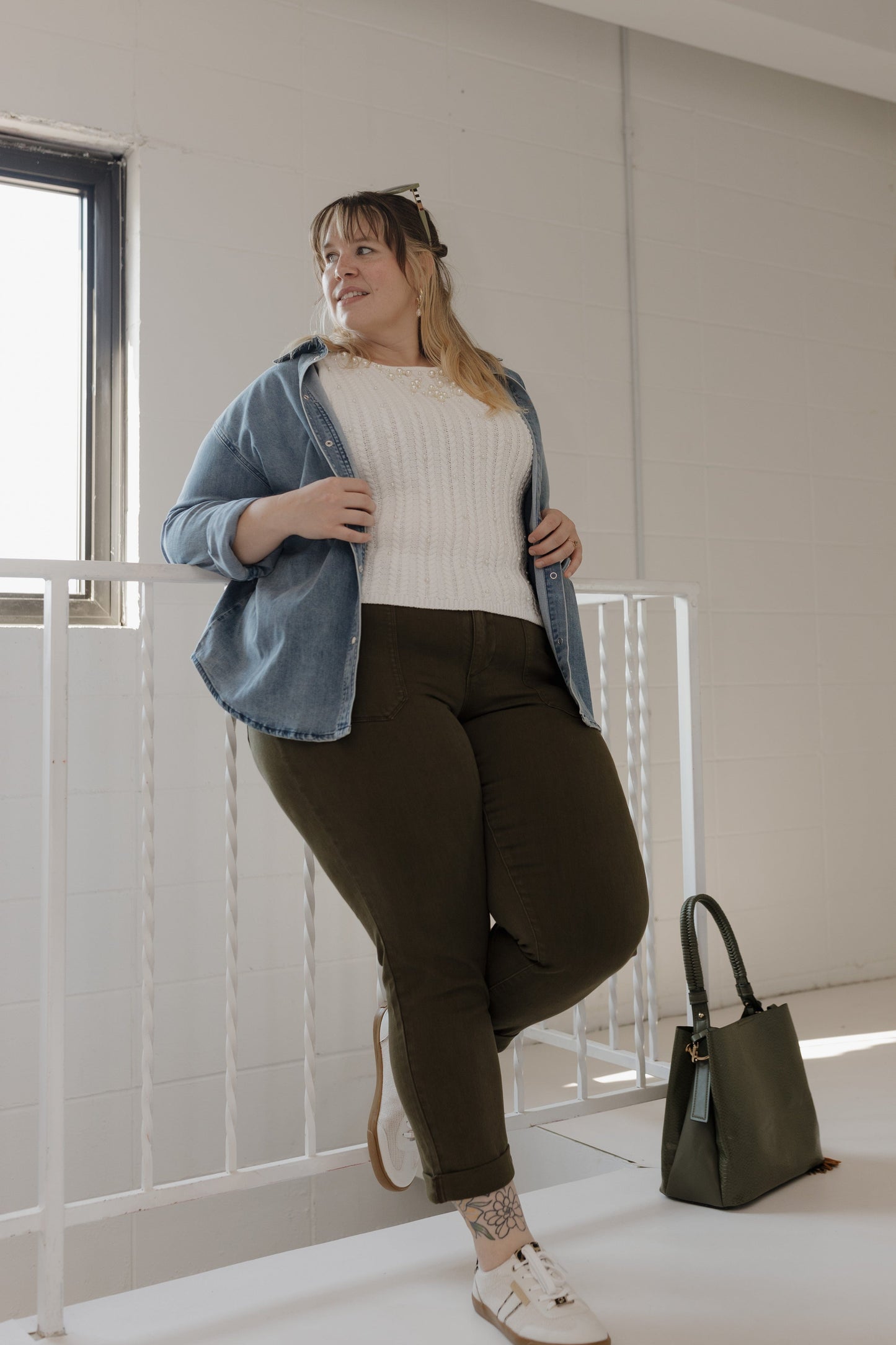 The MEDIUM STRUCTURED HOBO BAG WITH TASSELS is a stylish and practical accessory. This bag is perfect for everyday use, featuring three compartments, a braided handle, tassel fringe trim, and an adjustable and removable crossbody strap. The thoughtful design allows ample storage and space to carry your daily essentials.
