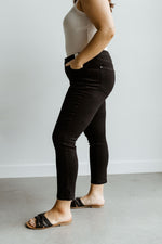 MID-RISE NON-DISTRESSED SLIM FIT JEANS IN BLACK