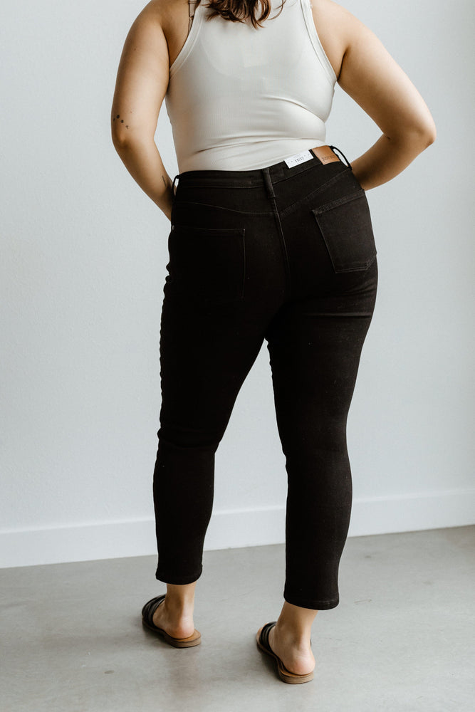 MID-RISE NON-DISTRESSED SLIM FIT JEANS IN BLACK