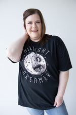 "MIDNIGHT DREAMER" GRAPHIC TEE IN BLACK