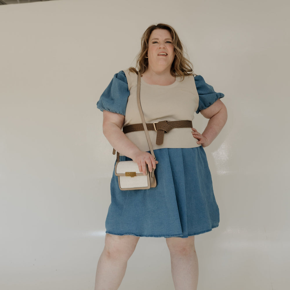 Introducing the MINI WOVEN BAGUETTE PURSE IN WHITE | GREY, made to perfection with detailed straw weaving and vegan leather trim. This purse is closed securely with a lock closure featuring classic hammered accents and adjustable straps. Enjoy a stylish and safe accessory for any look.