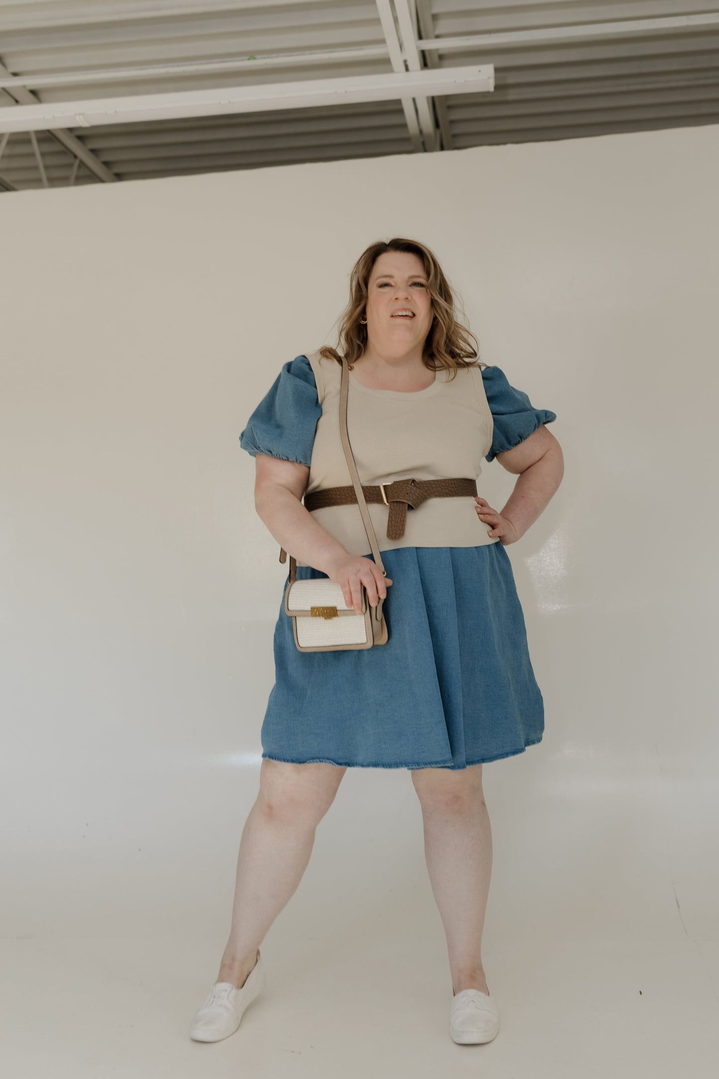Introducing the MINI WOVEN BAGUETTE PURSE IN WHITE | GREY, made to perfection with detailed straw weaving and vegan leather trim. This purse is closed securely with a lock closure featuring classic hammered accents and adjustable straps. Enjoy a stylish and safe accessory for any look.
