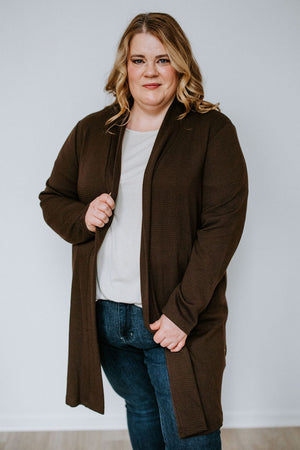 OPEN FRONT HORIZONTAL TEXTURED CARDIGAN IN CHATEAU BROWN