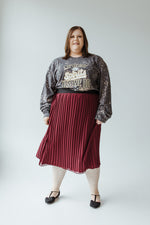 PLEATED MIDI LENGTH CHIFFON SKIRT IN BURGUNDY