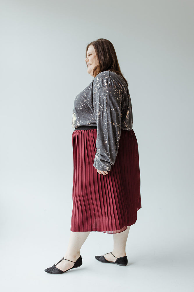 PLEATED MIDI LENGTH CHIFFON SKIRT IN BURGUNDY