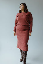 RIBBED KNIT MIDI LENGTH PENCIL SKIRT IN SMOKEY ROSEWOOD