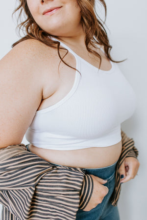 
            
                Load image into Gallery viewer, RIBBED SEAMLESS CROP TOP IN WHITE
            
        