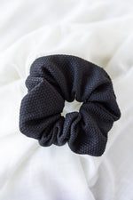 TEXTURED SCRUNCHIE IN BLACK