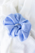 TEXTURED SCRUNCHIE IN SKY BLUE