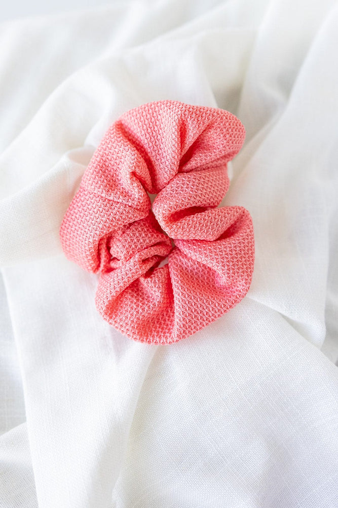 TEXTURED SCRUNCHIE IN SALMON PINK