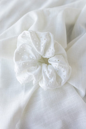 EYELET LACE SCRUNCHIE IN WHITE